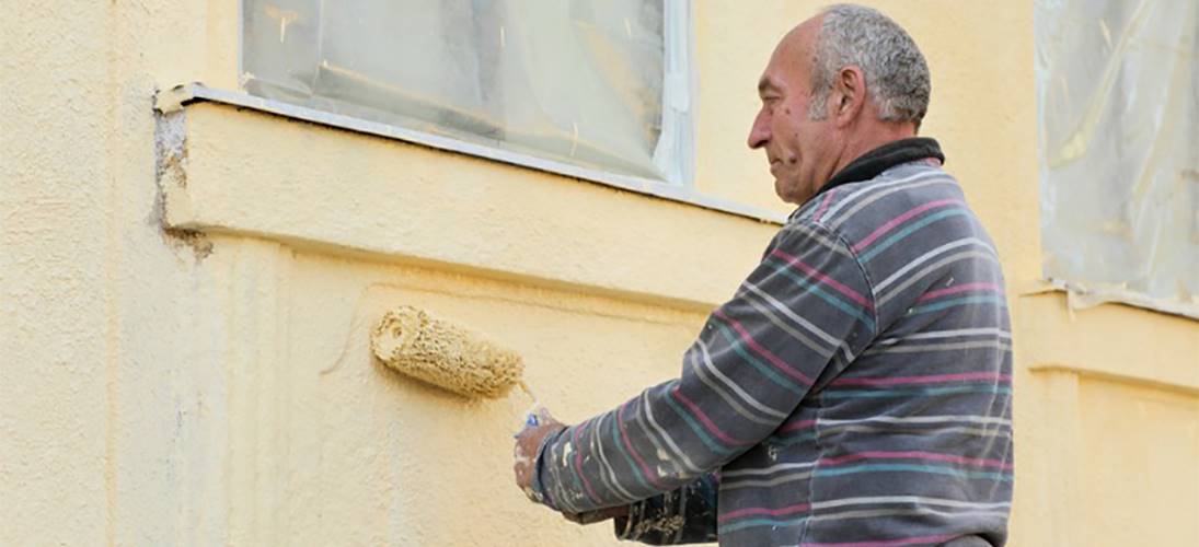 Applying masonry paint
