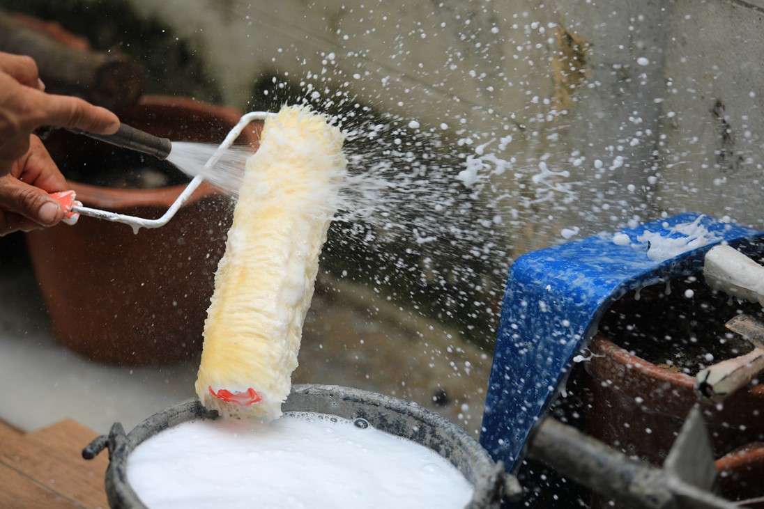 cleaning-paint-roller